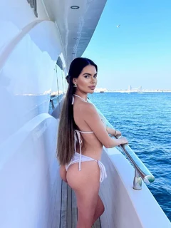 Aviana escort in Milan