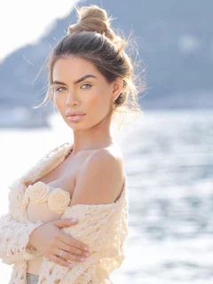Aviana escort in Milan