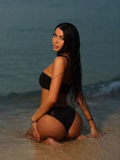 Giselle escort in Naples