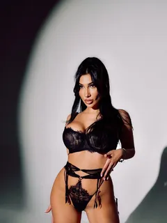 Naomi escort in Naples